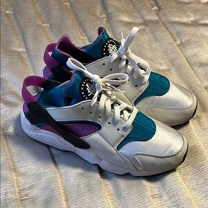 Nike Air Huarache
white/aqua/deep magenta
Brand new 
Box ✅